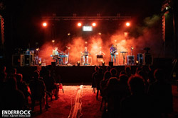 Concert d'Els Amics de Les Arts al Camp de Fútbol de Corçà dins el Festival Ítaca 